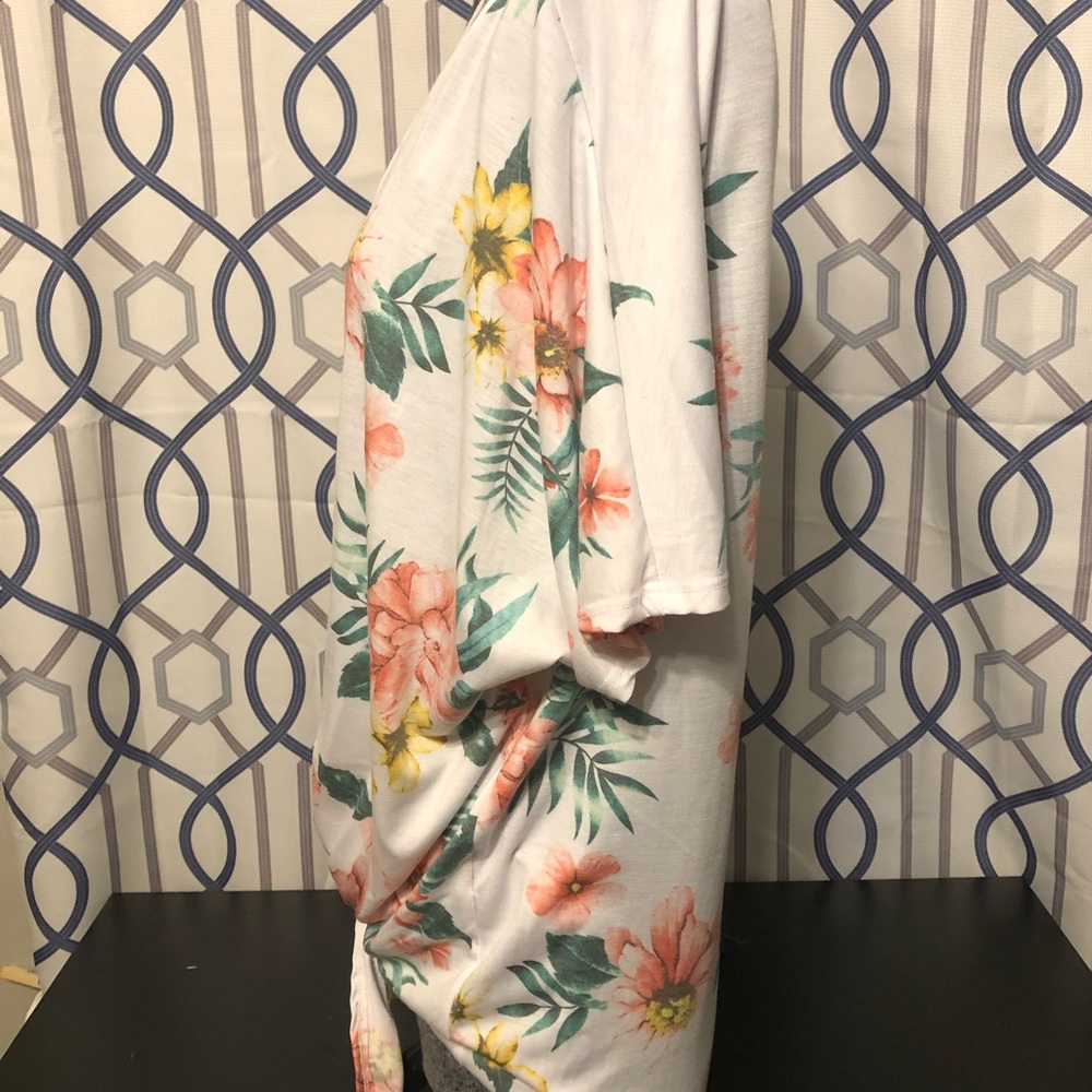 Vneck floral top - Picture 2 of 4